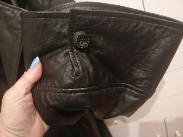 Chaqueta de cuero negra con cinturón