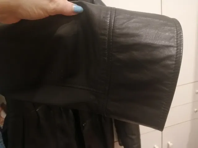 Chaqueta de cuero negra con cinturón
