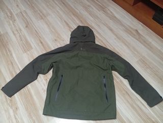 Chaqueta impermeable verde de caza 