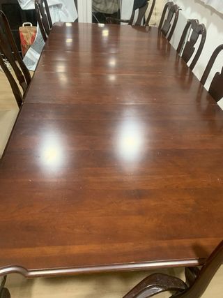 Mesa de madera con 10 sillas