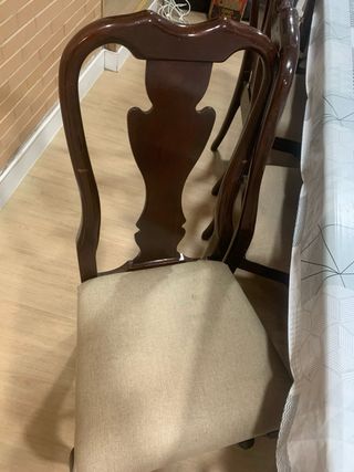 Mesa de madera con 10 sillas