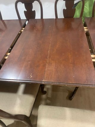 Mesa de madera con 10 sillas
