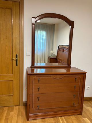 Cómoda y espejo de dormitorio