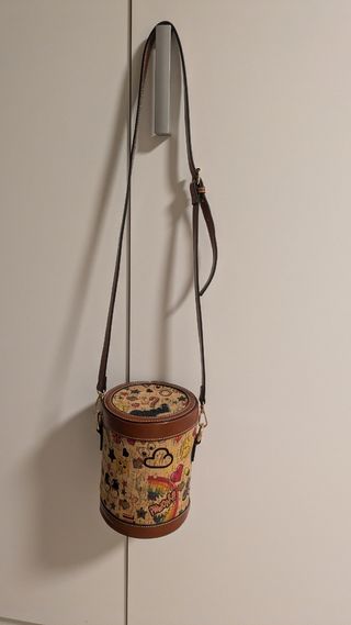 Bolso redondo de corcho con estampado
