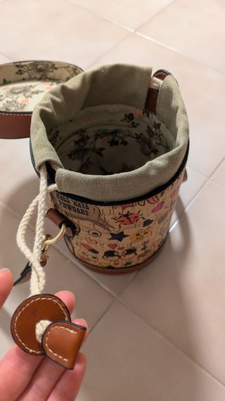 Bolso redondo de corcho con estampado