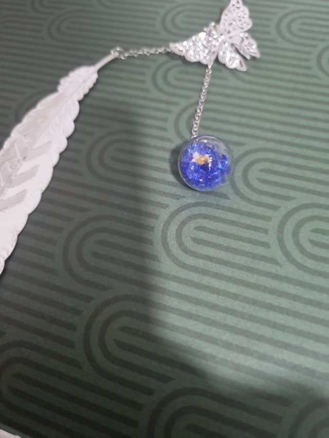 Marcapáginas plateado con mariposa y flor