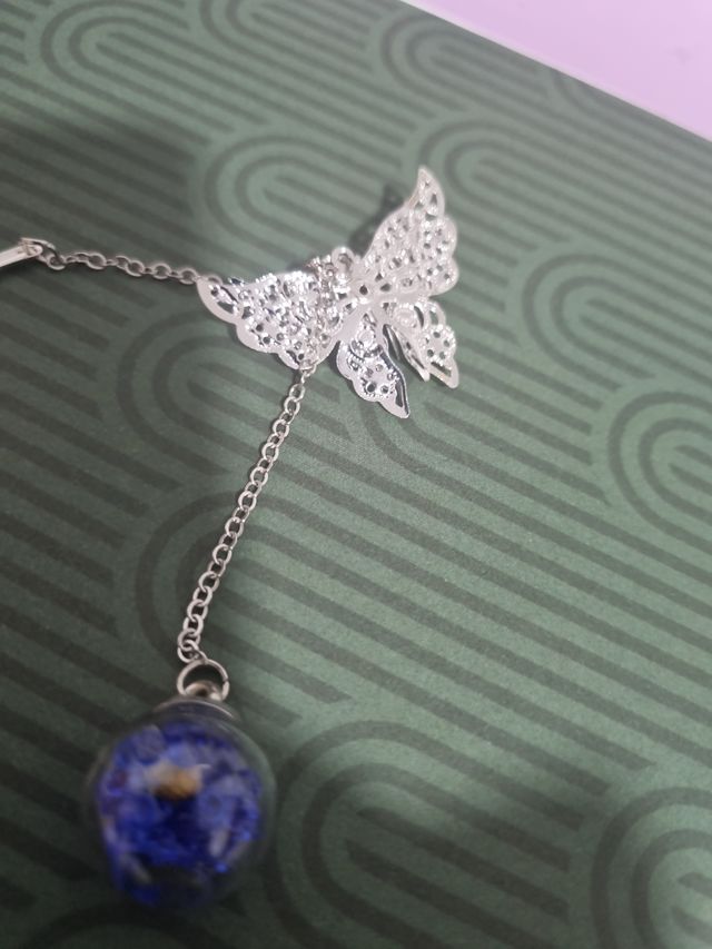 Marcapáginas plateado con mariposa y flor