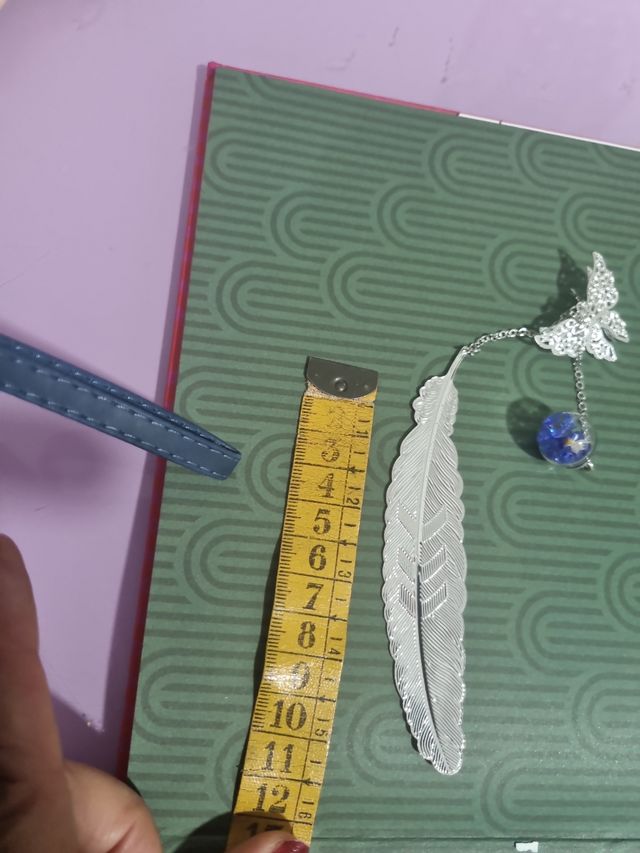 Marcapáginas plateado con mariposa y flor