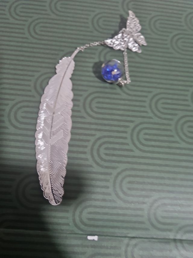 Marcapáginas plateado con mariposa y flor