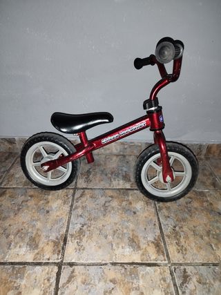 Bicicleta de equilibrio roja