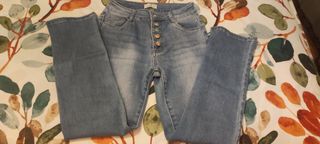 Pantalón vaquero talla 38 con botones decorativos