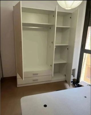 Armario blanco de madera