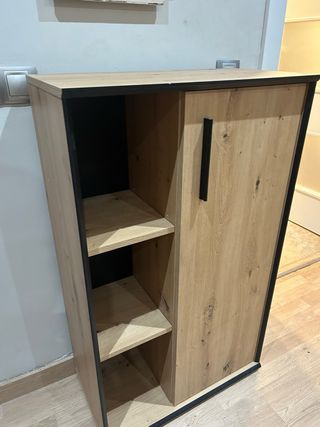 Mueble moderno y chulo.
De madera. 
Buen diseño.