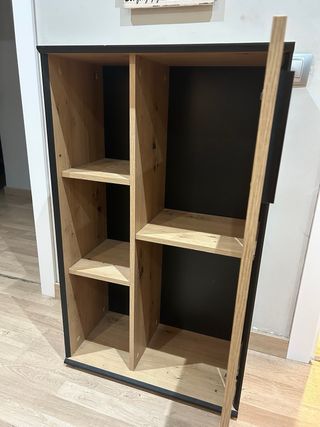 Mueble moderno y chulo.
De madera. 
Buen diseño.