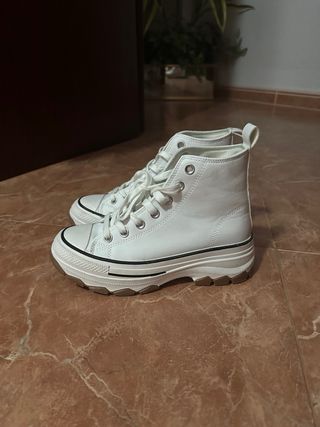 Zapatillas blancas con suela gruesa