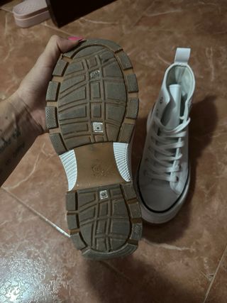 Zapatillas blancas con suela gruesa