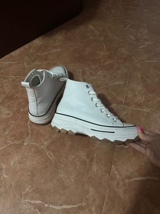 Zapatillas blancas con suela gruesa