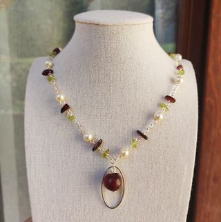 Collana con pietre e perle