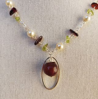 Collana con pietre e perle
