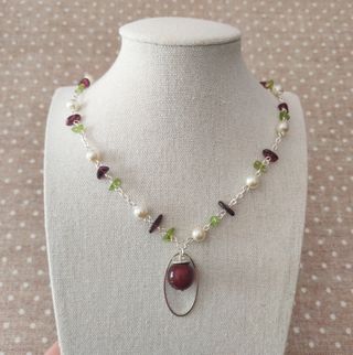 Collana con pietre e perle