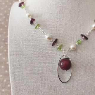 Collana con pietre e perle