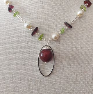 Collana con pietre e perle