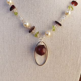 Collana con pietre e perle