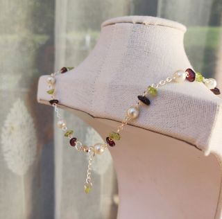 Collana con pietre e perle