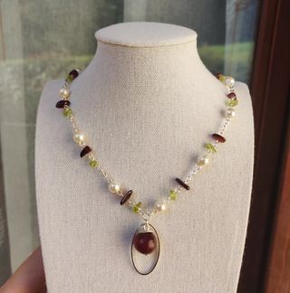 Collana con pietre e perle