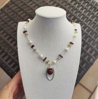 Collana con pietre e perle