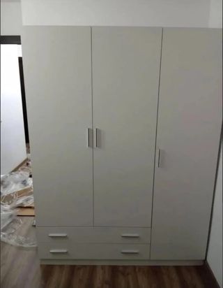 Armario blanco de madera
