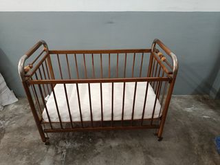 Cuna de madera con ruedas