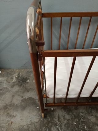 Cuna de madera con ruedas