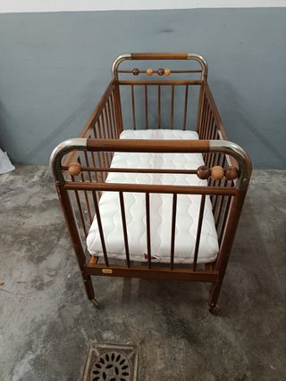 Cuna de madera con ruedas