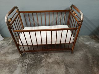 Cuna de madera con ruedas