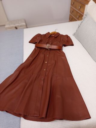 Vestido polipiel marrón sin cinturón