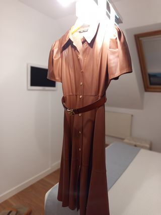 Vestido polipiel marrón sin cinturón