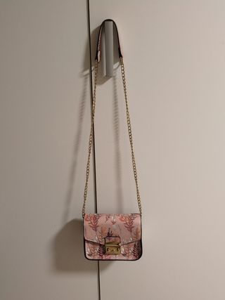 Bolso rosa con cadena dorada