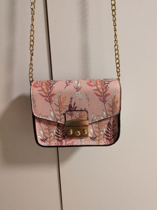 Bolso rosa con cadena dorada