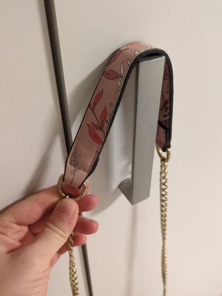 Bolso rosa con cadena dorada