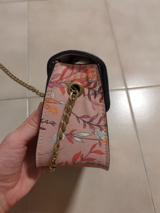 Bolso rosa con cadena dorada