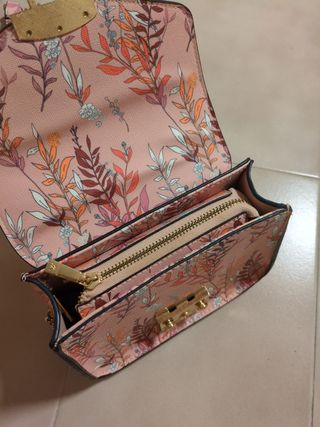Bolso rosa con cadena dorada
