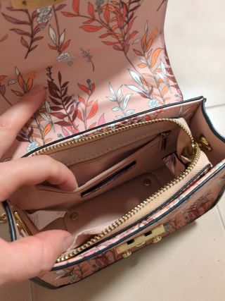 Bolso rosa con cadena dorada