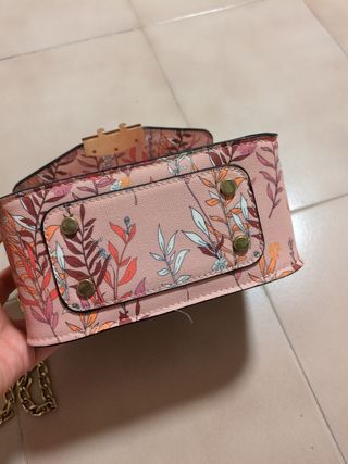 Bolso rosa con cadena dorada