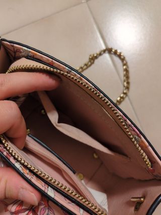 Bolso rosa con cadena dorada