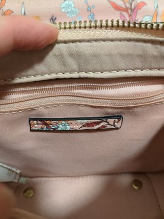 Bolso rosa con cadena dorada