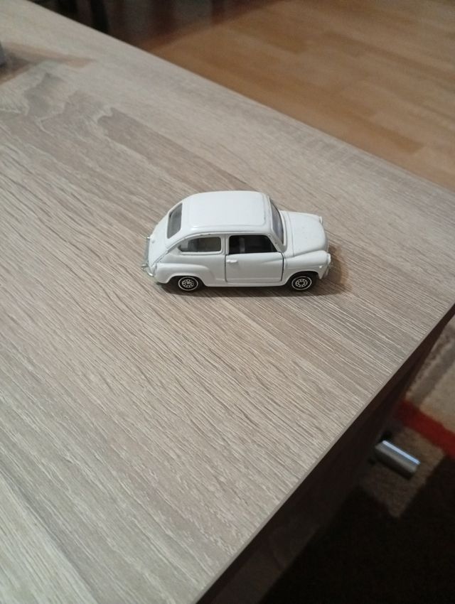 Seat 600 escala 1:43