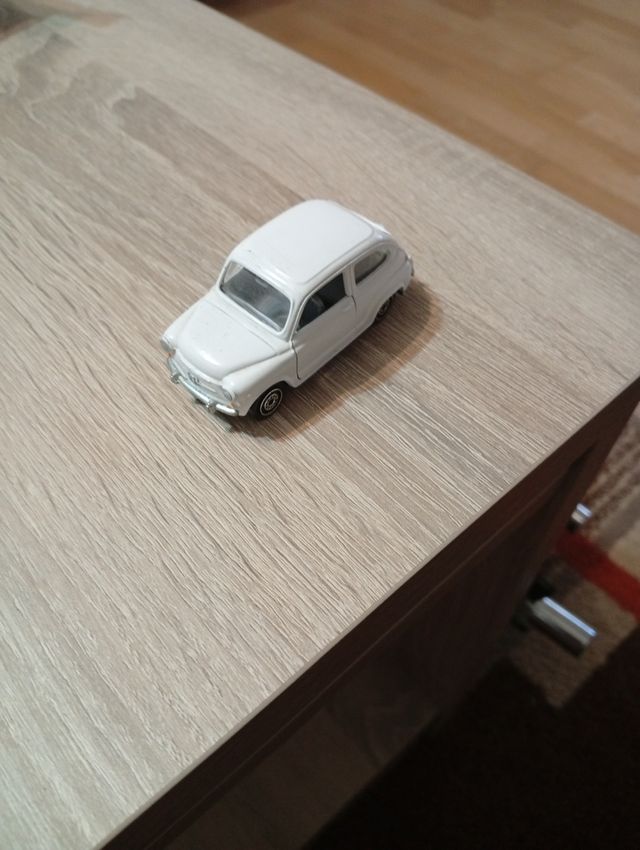 Seat 600 escala 1:43