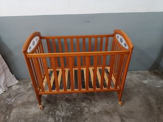 Cuna de madera para bebé