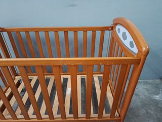 Cuna de madera para bebé